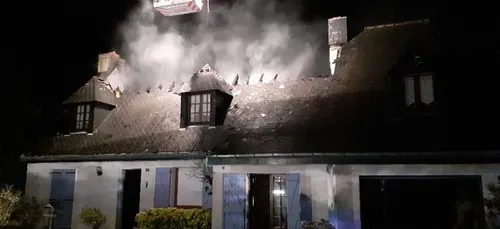 La Turballe : la toiture d'une maison ravagée par un incendie