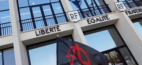 Saint-Nazaire : le collectif Geronimo se mobilise à l'hôtel de Ville