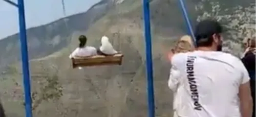 Deux femmes tombent d’une balançoire suspendue au bord d’un canyon...