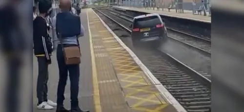 Il tente d'échapper à la police en roulant sur une voie ferrée (vidéo)